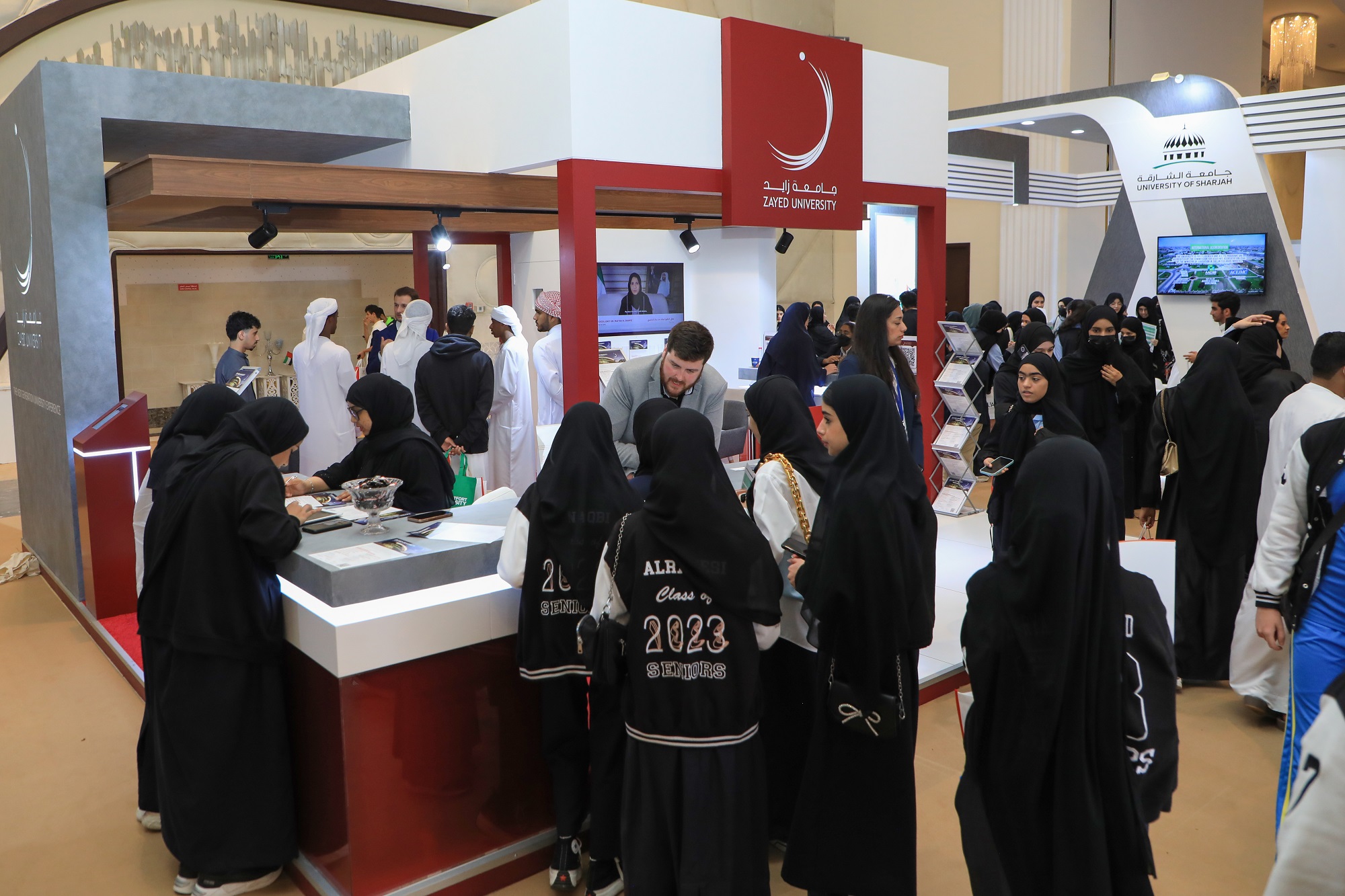 حضور مميز لزوار معرض عجمان الدولي للتعليم والتدريب 2023