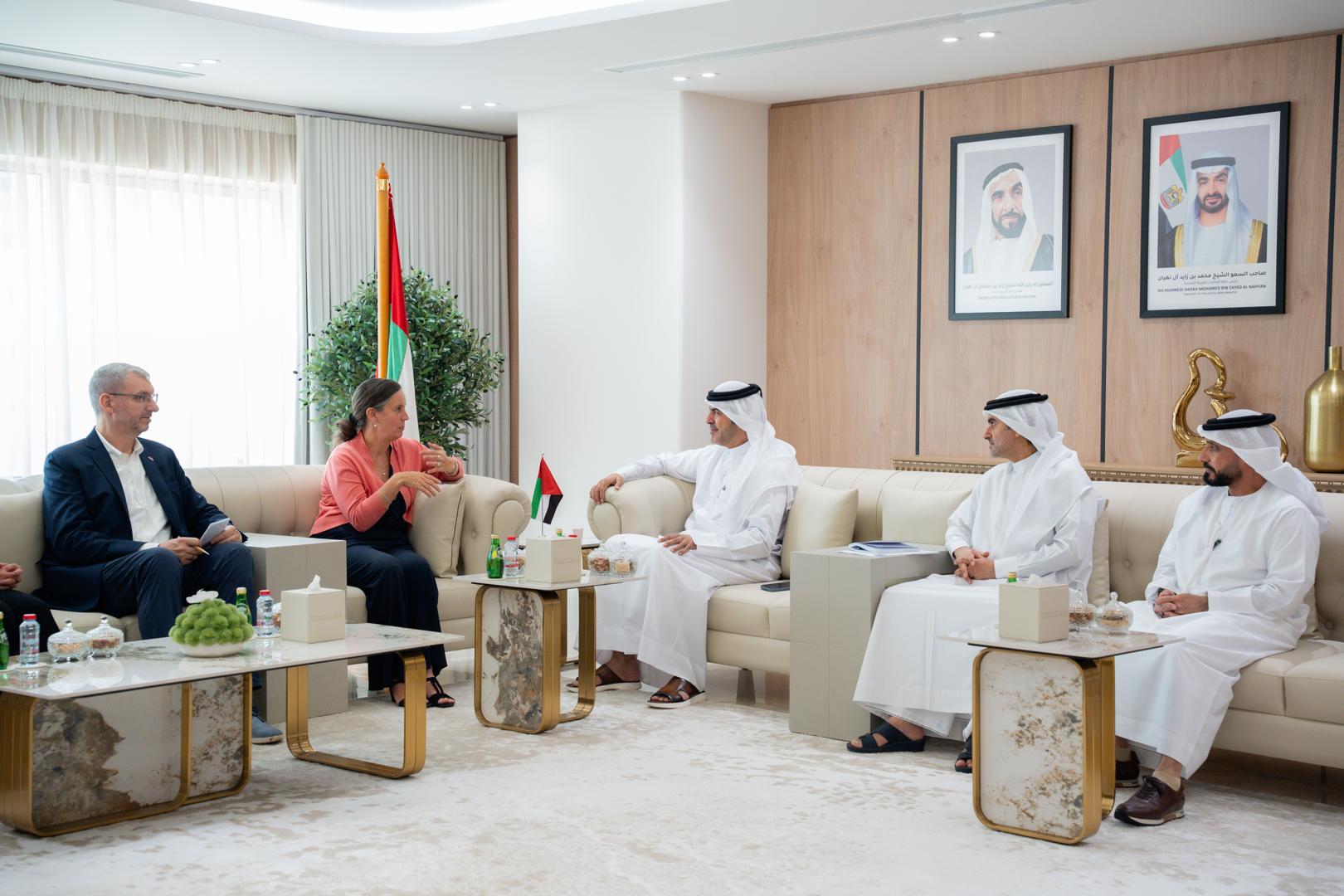 غرفة عجمان والقنصلية الألمانية تبحثان تعزيز التعاون الاقتصادي وتنمية الاستثمارات